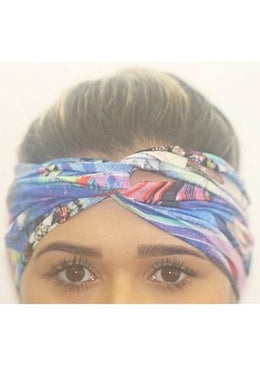 
Turbante estampa Floral cor azul.  Material: Tecido viscose e arame. Dimensões: 19x17 Peso: 48  
 
 