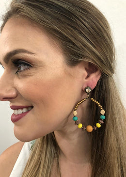 Maxi Brinco EquilÍbrio. DESCRIÇÃO DO PRODUTO:Marca: FEITO A MÃO BIJUTERIAS FINASMateriais: miçangas de vidro no tom dourado, madeiras, cristal nas cores verde, amarelo, bola emborrachada marrom, base em... 