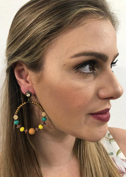 Maxi Brinco EquilÍbrio. DESCRIÇÃO DO PRODUTO:Marca: FEITO A MÃO BIJUTERIAS FINASMateriais: miçangas de vidro no tom dourado, madeiras, cristal nas cores verde, amarelo, bola emborrachada marrom, base em... 