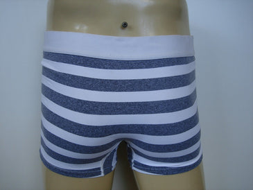 Cueca confeccionada em microfibra risca de giz.Composição : 83% Poliamida 17% Elastano.O Kit contém 8 Cuecas P/ 17 Cuecas M/ 17 Cuecas G/ 8 Cuecas... 