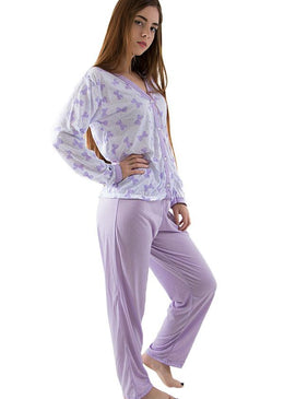 Com um estilo clássico, este pijama de malha é super macio e quentinho possui abotoamento frontal que auxilia na amamentação e em pós cirurgias.Com caimento aconchegante... 