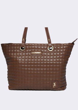 Shopping bag feita em material sintético com matelassê. Espaçosa e super prática, tem fechamento em zíper e metais exclusivos em banho ouro light da mais... 