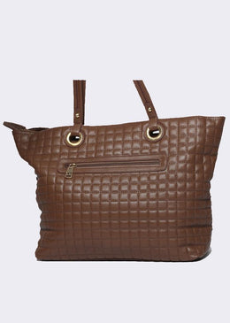 Shopping bag feita em material sintético com matelassê. Espaçosa e super prática, tem fechamento em zíper e metais exclusivos em banho ouro light da mais... 