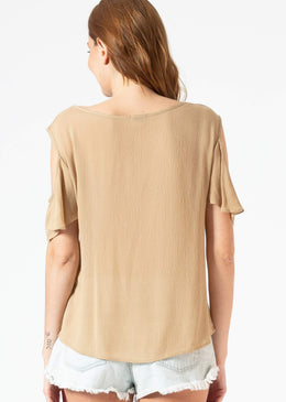 Blusa em crepe de viscose amassadinho, manga solta e cruzado na frente, fresca e elegante peça chave para seu verão.Composição:100% Poliester 