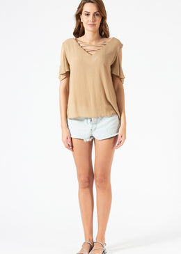 Blusa em crepe de viscose amassadinho, manga solta e cruzado na frente, fresca e elegante peça chave para seu verão.Composição:100% Poliester 