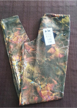 Calça fusô, fabricada com o tecido Point de Ouro, efeito fios de ouro dando um brilho, exclusividade da Santaconstancia para D'JM Fitness.Modelagem desenvolvido para dar... 