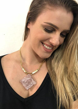 DESCRIÇÃO DO PRODUTO:Marca: FEITO A MÃO BIJUTERIAS FINASMateriais: corrente e peças em alumínio banhada, couro sintético, pingente de acrílico e extensor para regular o colar.Lindo pingente de acrílico. OUTRAS... 