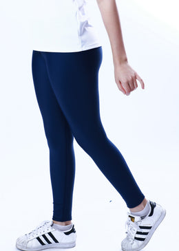 Legging Cirrê com pequeno bolso no cós que pode ser usado para guardar chaves, dinheiro e/ou cartão.Diferencial: Por ser confeccionada de poliamida com elastano, essa... 