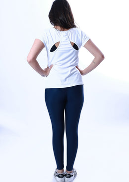 Legging Cirrê com pequeno bolso no cós que pode ser usado para guardar chaves, dinheiro e/ou cartão.Diferencial: Por ser confeccionada de poliamida com elastano, essa... 