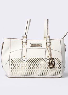 Bolsa feita em material sintético com desenho frontal com perfuros a laser e fundo dourado. Sofisticada e super fashion, tem fechamento principal em zíper e... 