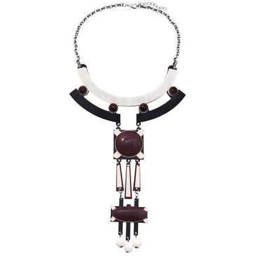 Colar Beatrice folheado a ródio negro.Com pingente geométrico em acrílico. Comprimento colar: - 45cmDimensões:-Tamanho 9,0cm A x 3,0cm L-Peso 12 gramasEmbalagem Personalizada 