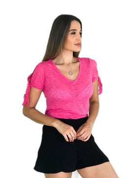 T-shirt decote em V com detalhe que amarra nas mangas, em tecido podrinho, peça curinga para qualquer closet, fica linda com jeans e tenis.Composição:100%  Poliester 