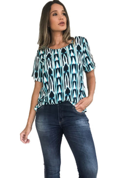Blusa decote redondo com estampa em animal print, super estiloso, feito em crepe, tecido leve que deixa a peça num caimento e excelente!Composição:100% poliester 