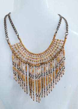 Conjunto Brinco E Maxi Colar Composto De Franja. DESCRIÇÃO DO PRODUTO:Marca: FEITO A MÃO BIJUTERIAS FINASMateriais: Miçangas de vidro nas cores bege, rose e branco e  banho ouro... 