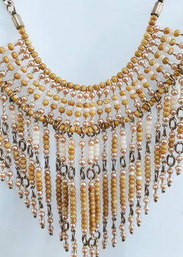 Conjunto Brinco E Maxi Colar Composto De Franja. DESCRIÇÃO DO PRODUTO:Marca: FEITO A MÃO BIJUTERIAS FINASMateriais: Miçangas de vidro nas cores bege, rose e branco e  banho ouro... 