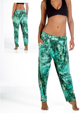 Calça Saruel com bolsos nas laterais, Produzido com tecido Fluity Santaconstancia com um toque extremamente macio que não incomoda a pele.Sua superfície é bem compacta com... 