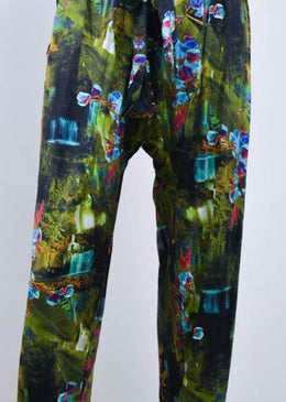 Calça Saruel com bolsos nas laterais, Produzido com tecido Fluity Santaconstancia com um toque extremamente macio que não incomoda a pele.Sua superfície é bem compacta com... 
