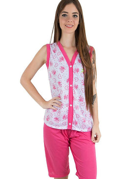 Pijama pescador confeccionado em malha. Blusa com decote em ‘’V’’, um pequeno detalhe bordado ao lado esquerdo do busto, manga cavada e estampada, com fechamento... 