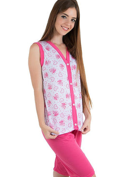 Pijama pescador confeccionado em malha. Blusa com decote em ‘’V’’, um pequeno detalhe bordado ao lado esquerdo do busto, manga cavada e estampada, com fechamento... 