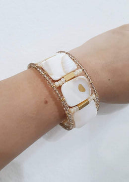 Pulseira Madrepérola. DESCRIÇÃO DO PRODUTO:Marca: FEITO A MÃO BIJUTERIAS FINASMateriais: pulseira toda trabalhada em madrepérola com cristais transparente. Possui extensor para regulagem da peça. OUTRAS ESPECIFICAÇÕES:- Acessório com fino... 