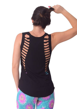 Camiseta fitness Feminina com recorte a Laser duplo nas costas. Fabricada em Poliéster e elastano.  Recorte à laser geométrico duplo que valoriza o look, detalhes precisos que... 