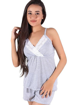 Babydoll lindo, confeccionado em tecido leve, confortável e elegante, em cor lisa. O conjunto é composto por camiseta com decote em 