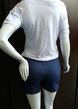 Shorts saia jeans com detalhe fivela e  zipper nas costas Composição do tecido 72% Algodão 25% Poliéster 3% Elastano             ... 