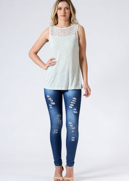 Regata Flamê com recorte de renda delicada.Perfeita para combinar com um jeans no dia-a-dia. Aposte nessa regata!Tabela de medidas: P= 36M= 38G= 40Composição: 50% Modal50% Poliéster 