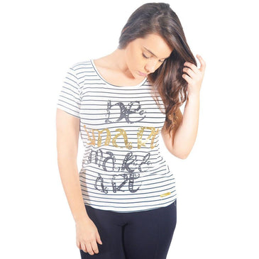 Modelo Baby Look Be Smart Make Art com excelente composição em tecido Viscolycra, perfeito para looks despojados e casuais no dia a dia. 