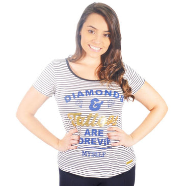 Modelo Baby Look Diamonds & Tattoos com excelente composição em tecido Viscolycra, perfeito para looks despojados e casuais no dia a dia. 