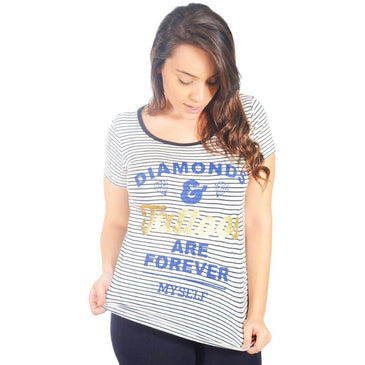 Modelo Baby Look Diamonds & Tattoos com excelente composição em tecido Viscolycra, perfeito para looks despojados e casuais no dia a dia. 