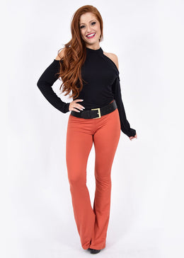 Blusa fabricado em visco lycra ombro vazado com babados manga detalhe super moderno coleção outono inverno  Composição 96% Viscose 04% Elastano 