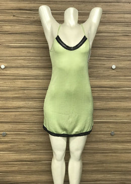 Camisola com alças reguláveis, renda no decote e bainha, tecido com brilho, alça do mesmo tecido, super charmosa e confortável.tecido 82% poliamida e 18% elastano 