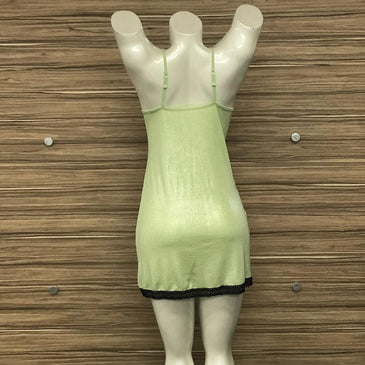 Camisola com alças reguláveis, renda no decote e bainha, tecido com brilho, alça do mesmo tecido, super charmosa e confortável.tecido 82% poliamida e 18% elastano 