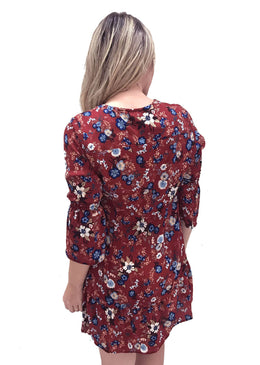 Vestido curto estampado,manga longa flare.-INFORMAÇÕES:Modelo: 6051VestEstaVinhCor: VinhoLavagem: Somente Lavagem Manual,Não usar alvejante a base de cloro,Temperatura mínima, Passar máximo 110°,Usar hidrocarboneto ou percloroetileno. 