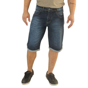 Bermuda masculina confeccionada em jeans. Lavagem azul escura com nuances mais claras, possui fechamento por botão e zíper no entremeio, barra dobrada, bolsos traseiros e... 