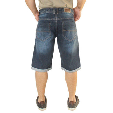 Bermuda masculina confeccionada em jeans. Lavagem azul escura com nuances mais claras, possui fechamento por botão e zíper no entremeio, barra dobrada, bolsos traseiros e... 
