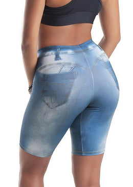 Bermuda de comprimento um pouco acima do joelho confeccionada em suplex sublimado e estampa jeans. O cós é de altura média. Conforto e liberdade de movimentos de que... 