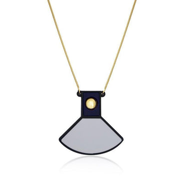   Colar Avelina, com cordão folheado a ouro 18k e pingente geométrico em acrílico cinza, preto e azul com cabochão de metal. Comprimento do colar:... 