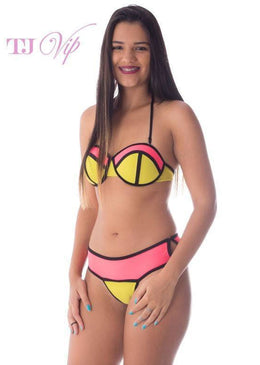 Biquíni 3D em lycra praia lisa. A parte de cima em modelagem tomara que caia com alças removíveis. A calcinha em estilo cós tem modelagem... 