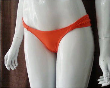 Calcinha com a pala mas larga,super confortavél!Modelagem foi desenvolvida, para valorizar ainda mas a silhueta feminina.O tecido Suplex Light possui o conceito easy-care (cuidados simples),... 