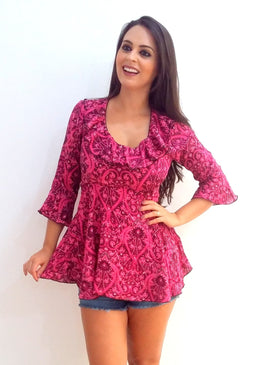 Linda bata no tecido viscose com estampa étnica em tons pink e marsala. Possui babdinhos na parte de cima com acabamento em tecido na cor... 