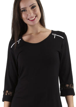 Blusa em viscolycra com detalhes em renda e zíper para dar um acabamento fashion na peça. Ideal para usar com jeans,  acessórios e bolsas.Composição: 94%... 