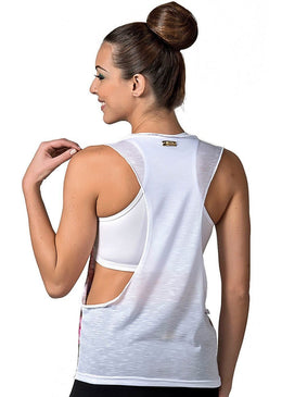 Blusa Fitness Flamê com Sublimação modelando o corpo feminino para correr caminhar malhar na Academia no Crossfit Funcional nas aulas de Pilates Ioga aulas de... 
