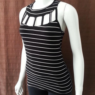 Blusa listrada última tendência para o verão!! Malha fresquinha ideal para dias ensolarados. Abuse de acessórios e arrase no look.Composição: 94% viscose 6% elastano 
