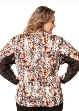 MARCA: LEPOQUEBlusa Plus Size em Cetim Estampado Floral e Detalhes em ChiffonComposição do Produto: 100% PoliésterImportante:- Os acessórios utilizados na produção das fotos não acompanham o produto. 