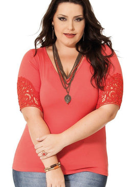 MARCA: LEPOQUEBlusa Plus Size em Viscolycra com guipir nas mangas.Composição do Produto: 96% Viscose 4% ElastanoImportante:- Os acessórios utilizados na produção das fotos não acompanham... 