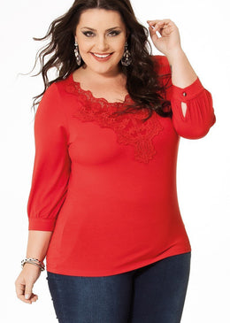 MARCA: LEPOQUEBlusa Plus Size em Viscolycra com mangas 7/8 e guipirComposição do Produto: 96% Viscose 4% ElastanoImportante:- Os acessórios utilizados na produção das fotos não acompanham... 
