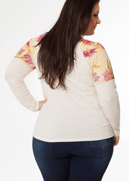Marca: BerthageBlusa Plus Size em Viscolycra com mangas em Viscolycra Estampada Floral e pedrariaComposição do Produto: 96% Viscose 4% ElastanoImportante:- Os acessórios utilizados na produção das fotos... 
