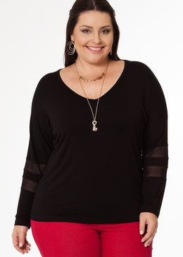 Marca: BerthageBlusa Plus Size em Viscolycra com recorte nas mangas em TuleComposição do Produto: 96% Viscose 4% ElastanoImportante:- Os acessórios utilizados na produção das fotos... 